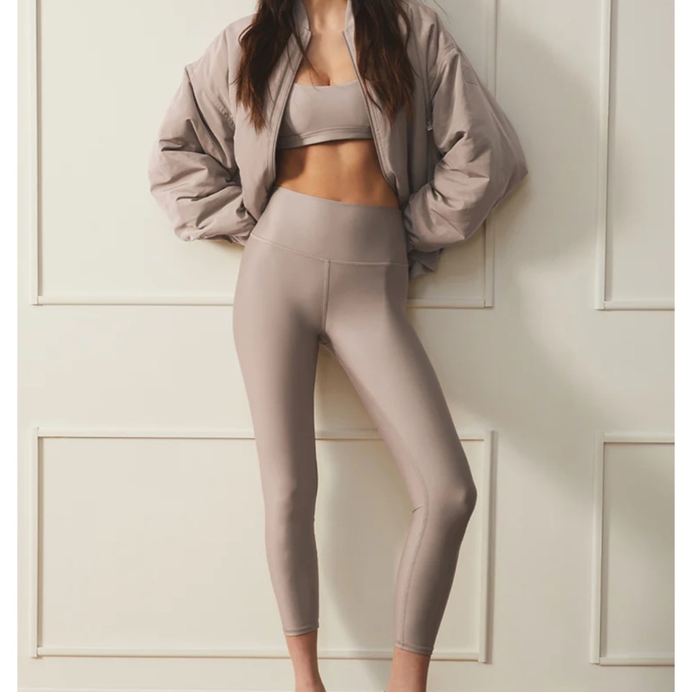 ALO YOGA 7/8 High Waist Airlift Leggings and bra Taupe Tan Small